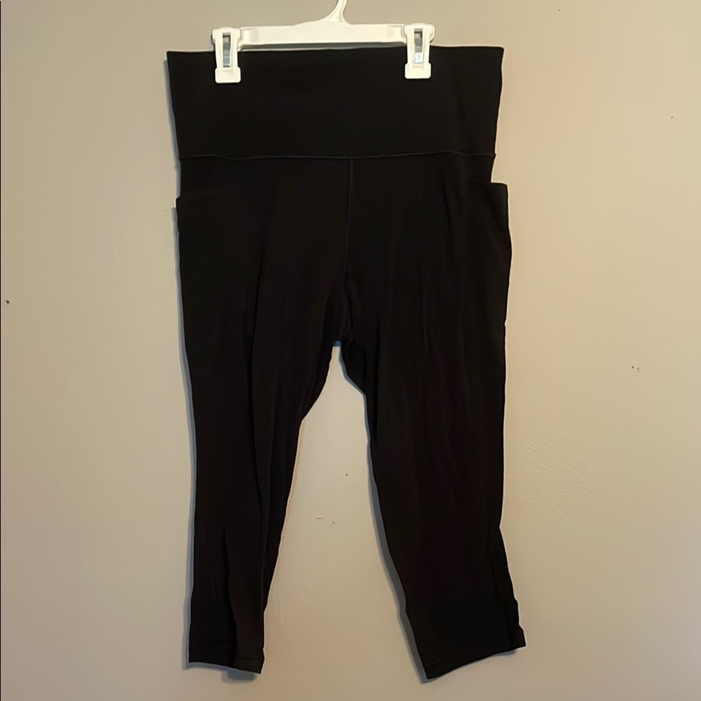 Athleta salutation stash II capri leggings